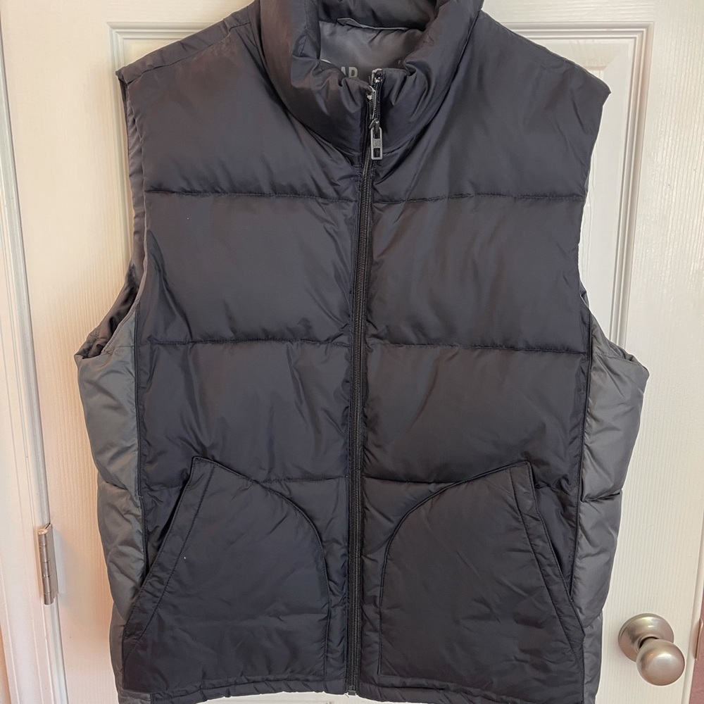 Gap men’s black and gray puffer vest